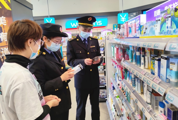 圖為執(zhí)法人員在一家化妝品專(zhuān)營(yíng)店檢查防曬類(lèi)化妝品。