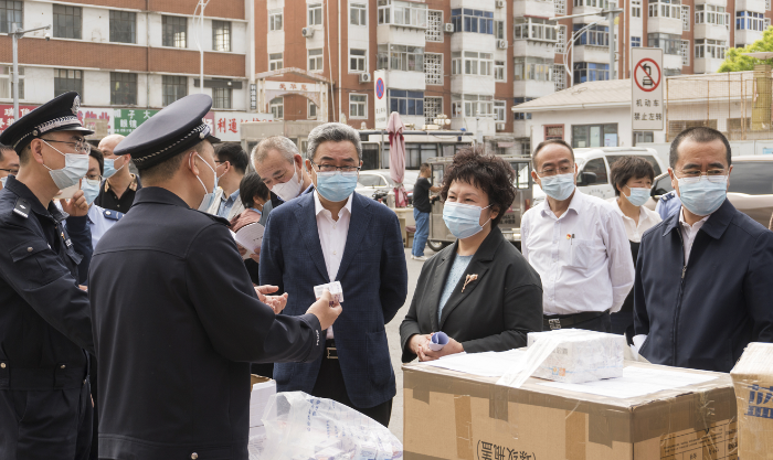 圖為執(zhí)法人員在向群眾普及安全用藥知識。