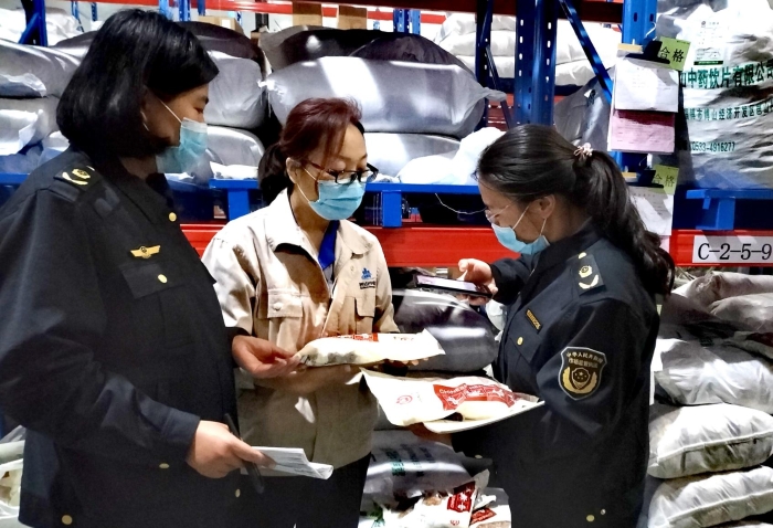 圖為檢查現(xiàn)場(chǎng)。（李娜攝）