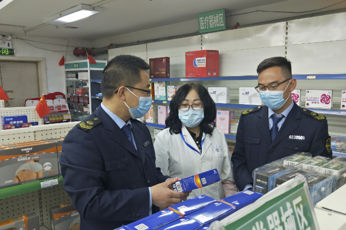圖為執(zhí)法人員在一家藥店檢查。