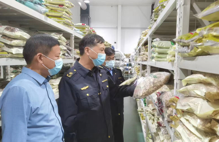 圖為執(zhí)法人員在藥品儲(chǔ)存企業(yè)檢查。