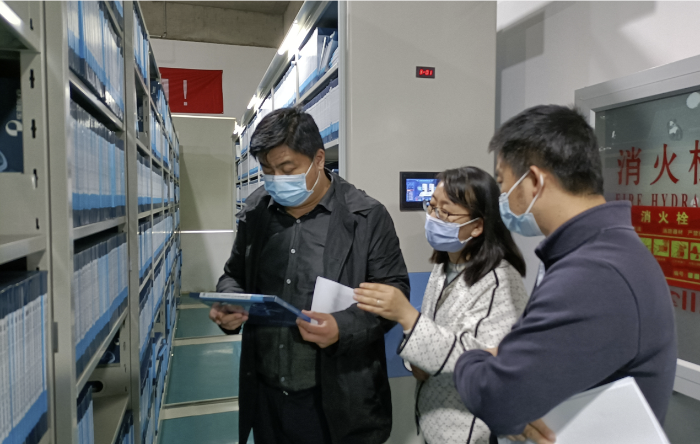 圖為檢查組檢查部分文件記錄。