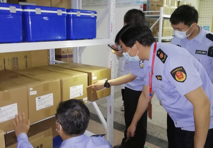 圖為執(zhí)法人員檢查防疫器械。
