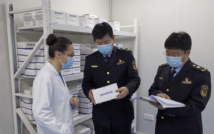 圖為檢查人員對山東博科診斷科技有限公司進(jìn)行檢查。