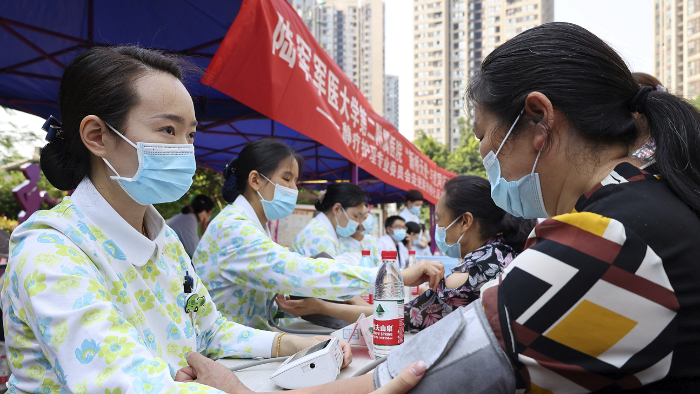 圖為活動(dòng)中護(hù)士為市民做公益體檢。