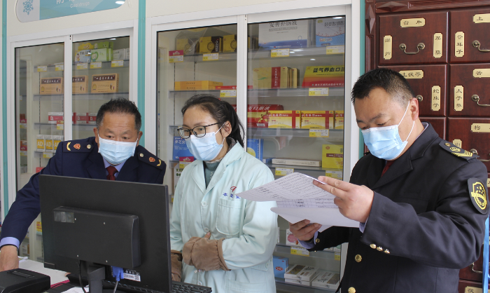圖為執(zhí)法人員在藥店檢查。