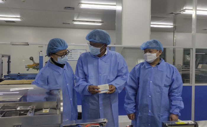 圖為檢查人員在一家集采中選企業(yè)檢查。