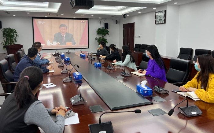 集團(tuán)青年職工們收看慶祝中國(guó)共產(chǎn)主義共青團(tuán)成立100周年大會(huì)