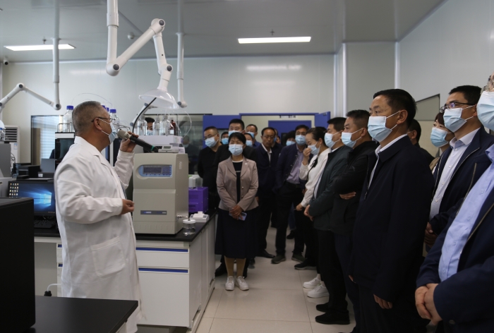 圖為參會(huì)人員觀摩甘肅省藥檢院隴西分院建設(shè)情況 丁怡媛攝