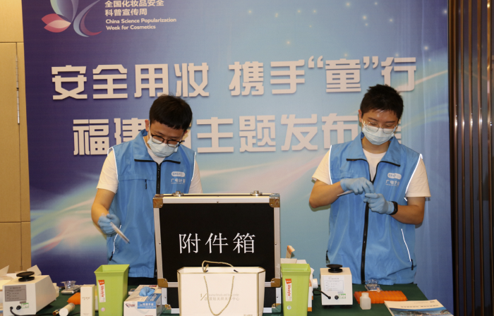圖為主辦方在化妝品安全科普宣傳周啟動(dòng)儀式上開(kāi)展“你點(diǎn)我檢”活動(dòng)。