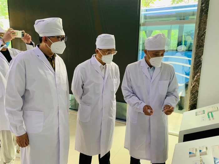 圖為吉林省副局長付兆峰（中）指導(dǎo)幫扶企業(yè)解決實際問題。