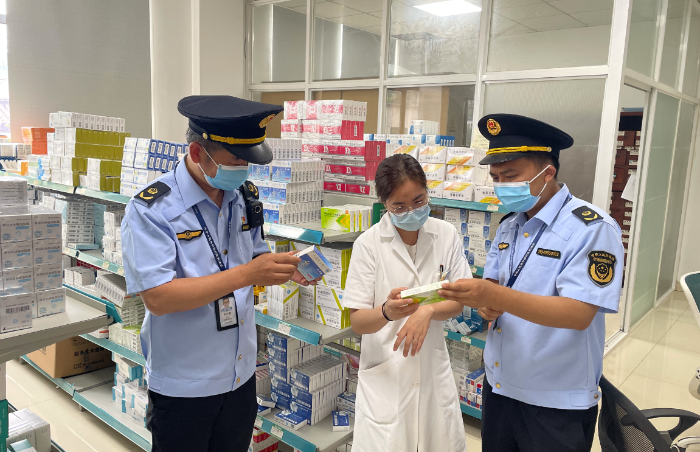 圖為安吉縣市場監(jiān)管局執(zhí)法人員在上墅衛(wèi)生院查看醫(yī)療器械檢測器具檢驗日期。