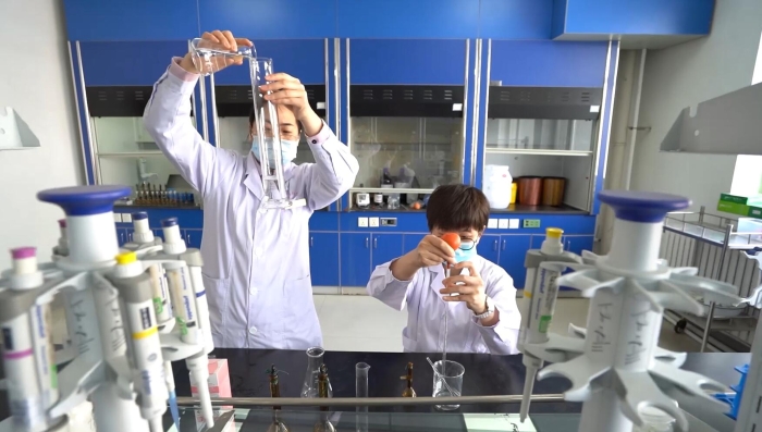 圖為檢驗(yàn)人員做化妝品樣品提取實(shí)驗(yàn).(葉陽(yáng)歡攝)