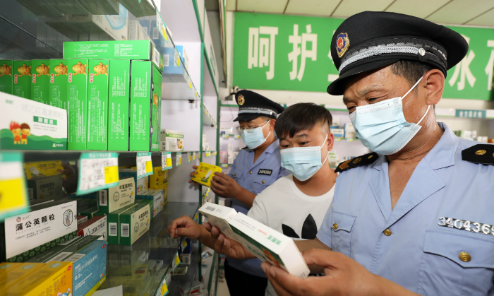 圖為6月13日，濉溪縣鐵佛市場(chǎng)監(jiān)督管理所執(zhí)法人員在轄區(qū)內(nèi)一家藥店檢查。