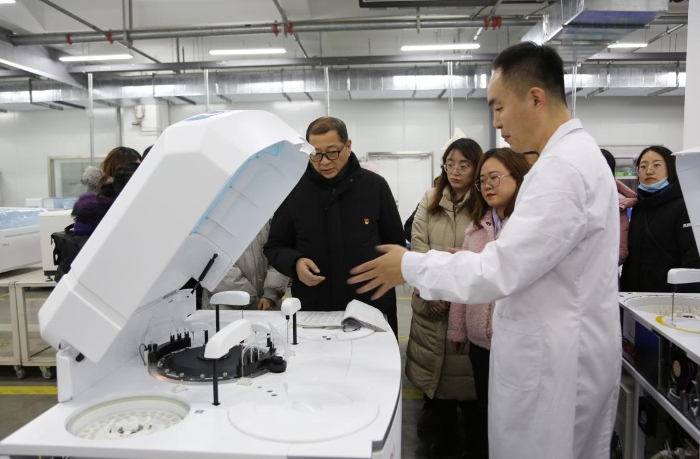 圖為吉林省藥品審批中心在吉林省迪瑞醫(yī)療科技有限公司生產(chǎn)車間調(diào)研。（資料圖，葉陽(yáng)歡攝）