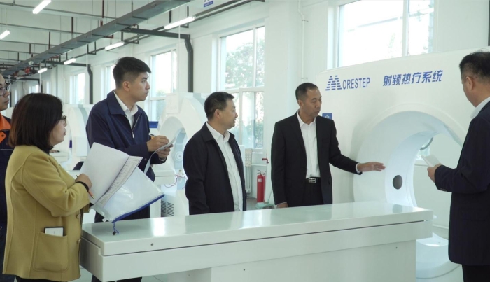 圖為吉林省藥監(jiān)局監(jiān)管人員在吉林省邁達(dá)醫(yī)療器械股份有限公司熱化療灌注機(jī)生產(chǎn)車間調(diào)研（資料圖，葉陽(yáng)歡 攝）