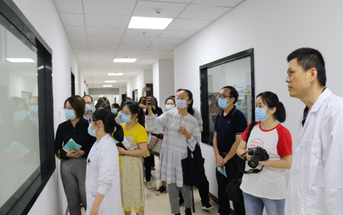 圖為福建省食品藥品質(zhì)量檢驗研究院專家為觀眾詳細講解各類化妝品的檢驗檢測流程。