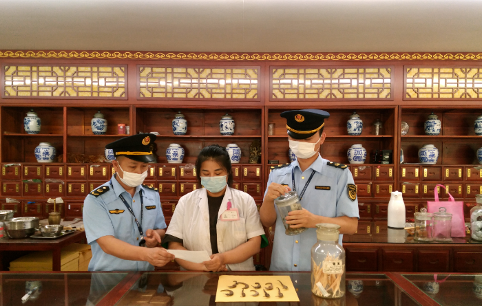 圖為南潯區(qū)市場監(jiān)管局執(zhí)法人員對一家藥品經(jīng)營企業(yè)所售海馬制品進行核查。