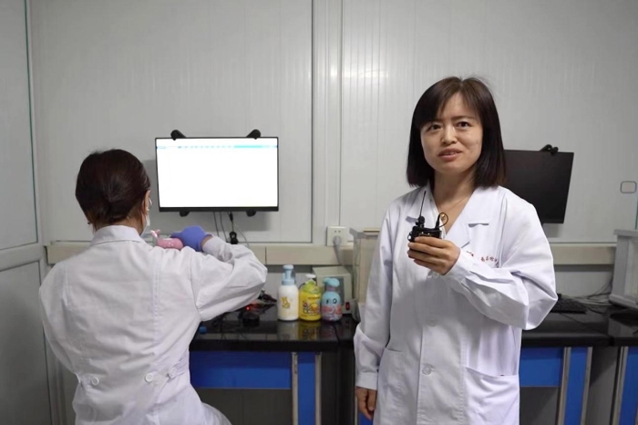 圖為吉林省藥檢院檢驗(yàn)人員介紹兒童化妝品檢驗(yàn)流程。（葉陽歡攝）