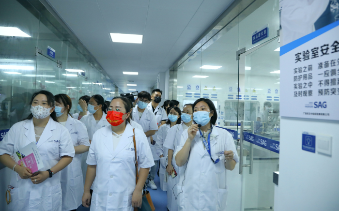 圖為市民代表在廣西民生中檢聯(lián)檢測有限公司專業(yè)化妝品檢測人員的引領下近距離觀摩實驗場所。