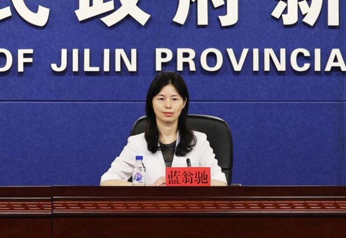 圖為吉林省藥監(jiān)局黨組成員、副局長(zhǎng)藍(lán)翁馳介紹有關(guān)情況并答記者問。