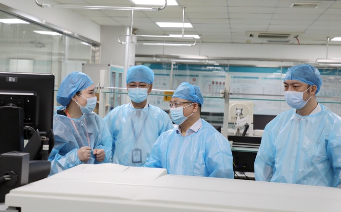 圖為檢查組對(duì)企業(yè)實(shí)驗(yàn)室進(jìn)行檢查（程奇攝）