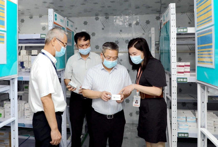 圖為檢查組在企業(yè)試劑儲(chǔ)備庫檢查（程奇攝）