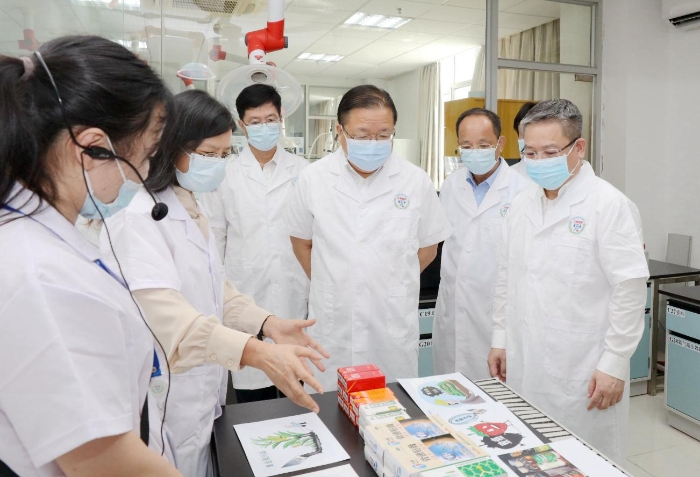 圖為調(diào)研組在質(zhì)譜實(shí)驗(yàn)室了解中藥民族藥安全性檢測(cè)平臺(tái)建設(shè)情況。（程奇攝）