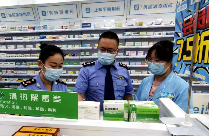 圖為涪陵區(qū)江東街道市場監(jiān)管所執(zhí)法人員在一家藥店檢查藥品。