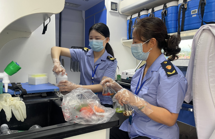 圖為7月9日，桐柏縣市場(chǎng)監(jiān)管局工作人員現(xiàn)場(chǎng)檢測(cè)食品樣品。