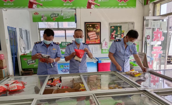 圖為黑山縣市場監(jiān)管局城南所執(zhí)法人員在一家超市檢查冷凍食品貯存情況。