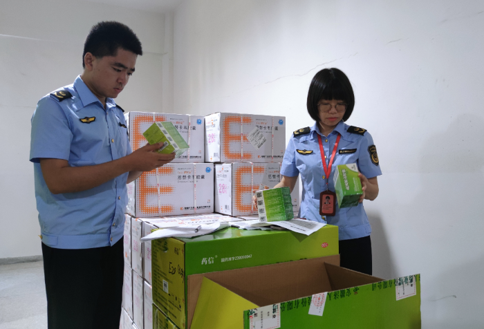 圖為第二檢查所執(zhí)法人員在一家藥品生產(chǎn)企業(yè)檢查特殊藥品質(zhì)量。