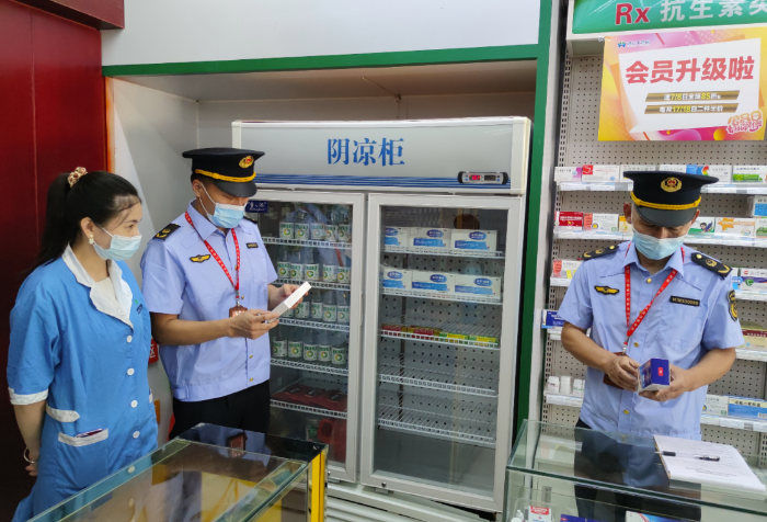 圖為南豐縣市場監(jiān)管局執(zhí)法人員在一家藥店檢查藥品儲存情況。