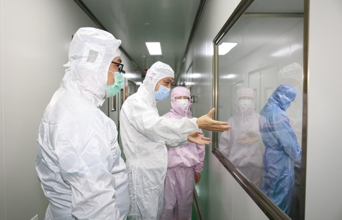 圖為檢查組在企業(yè)貯存?zhèn)}庫檢查