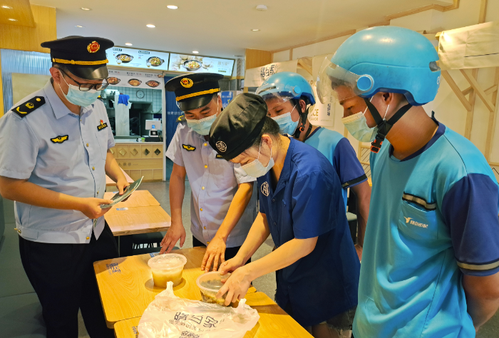 圖為7月25日，于都縣市場監(jiān)管局執(zhí)法人員在一家網(wǎng)絡(luò)餐飲單位檢查。