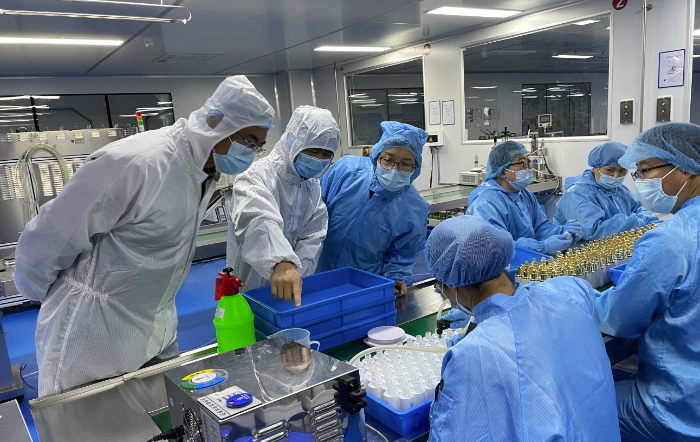 圖為第二分局檢查人員在一家化妝品生產企業(yè)進行檢查指導。