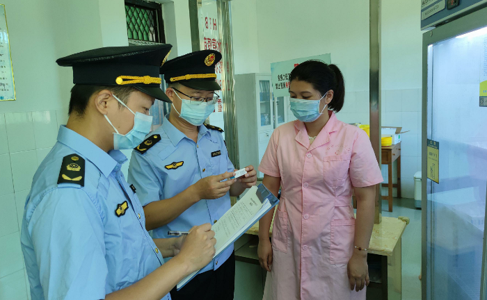 圖為8月5日，該局執(zhí)法人員在一家疫苗接種單位檢查疫苗質量情況。