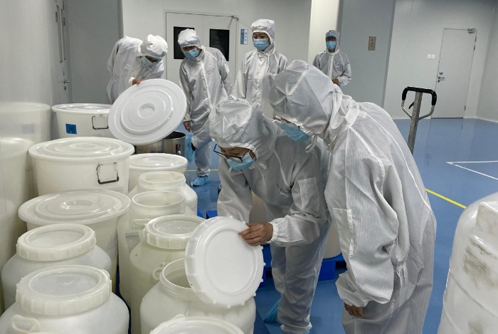 服務(wù)小分隊(duì)查看嘉氏堂生產(chǎn)原料儲(chǔ)存情況。