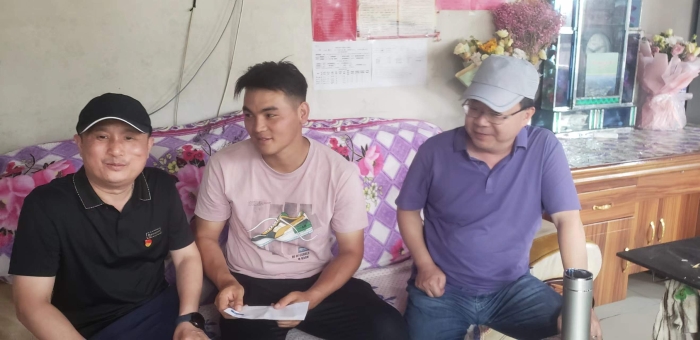 圖為黨員干部走訪慰問結對幫扶戶。