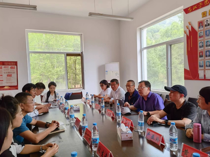 圖為青海省藥監(jiān)局第三黨支部和國藥控股青海公司黨支部與古鄯鎮(zhèn)黨委政府領導、聯(lián)合村兩委以及部分群眾進行座談交流。(曾夢霞 攝)