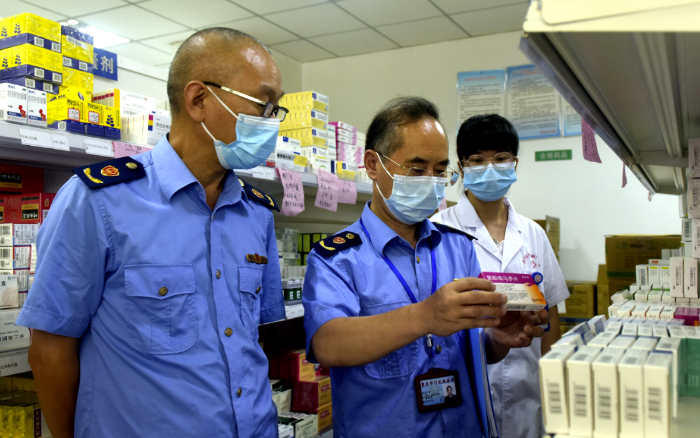 圖為該局新妙鎮(zhèn)市場(chǎng)監(jiān)管所執(zhí)法人員在一家民營(yíng)醫(yī)院檢查藥品存放情況。