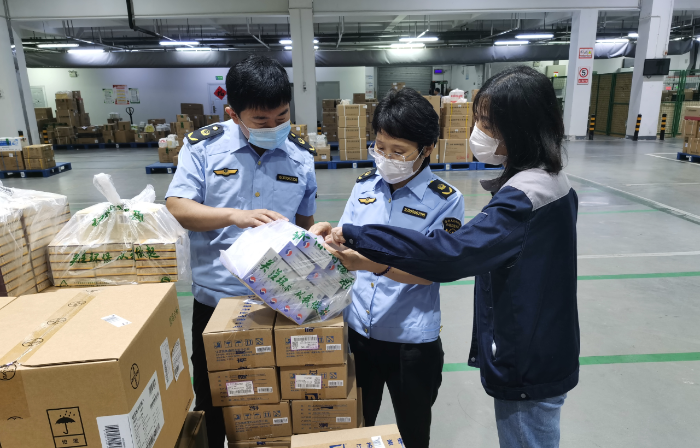 圖為第一分局監(jiān)管人員在一家藥品經營企業(yè)檢查藥品儲存條件。