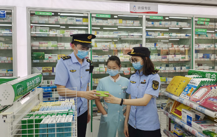 圖為該局執(zhí)法人員在一家藥店檢查“四類藥品”存儲情況。