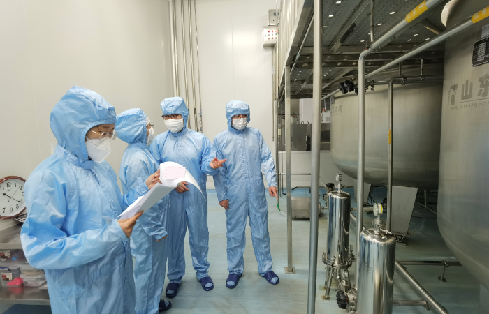 圖為吉林省藥監(jiān)局執(zhí)法人員幫扶指導企業(yè)解決發(fā)展中遇到的困難。