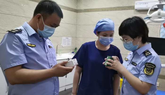 圖為該局執(zhí)法人員在一家口腔醫(yī)院檢查麻醉藥品。