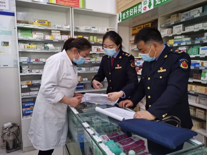 圖為督導組檢查藥品零售企業(yè)購買“四類藥品”實名登記情況。（才讓卓瑪 攝）