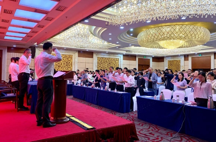 圖為山東省藥品生產(chǎn)檢查員集體宣誓。