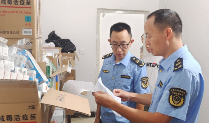 圖為新田縣市場(chǎng)監(jiān)管局執(zhí)法人員清點(diǎn)報(bào)廢疫苗實(shí)物。