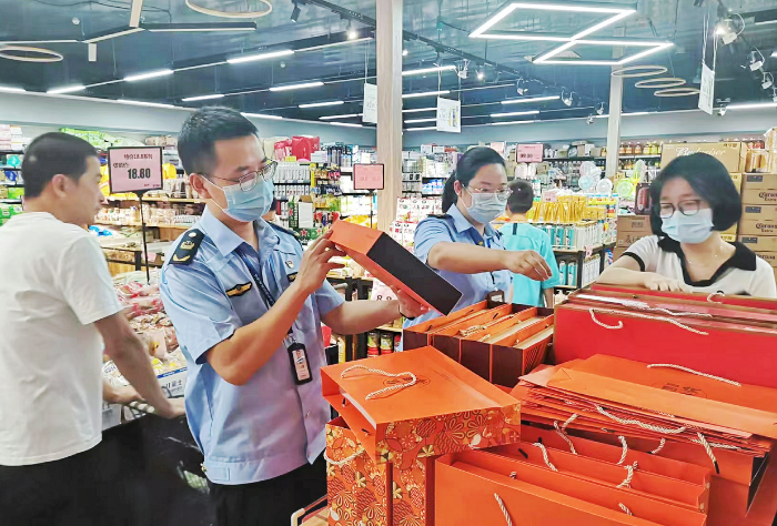 圖為該局執(zhí)法人員在一家商超檢查月餅包裝。