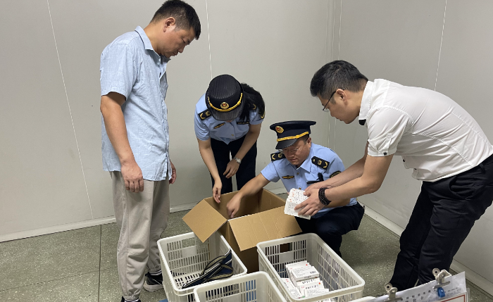 圖為山東省藥監(jiān)局執(zhí)法人員在該公司清點(diǎn)不合格藥品數(shù)量。